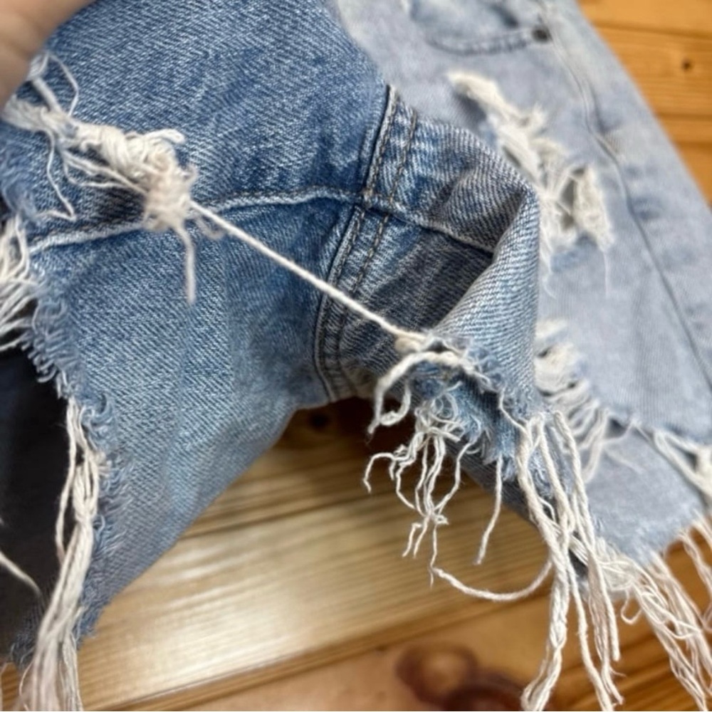 American eagle ripped distressed 90s boyfriend short shorts size 6 - Picture 3 of 6